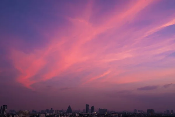 Iltahämärässä taivas auringonlaskun jälkeen yli kaupungin tausta — kuvapankkivalokuva