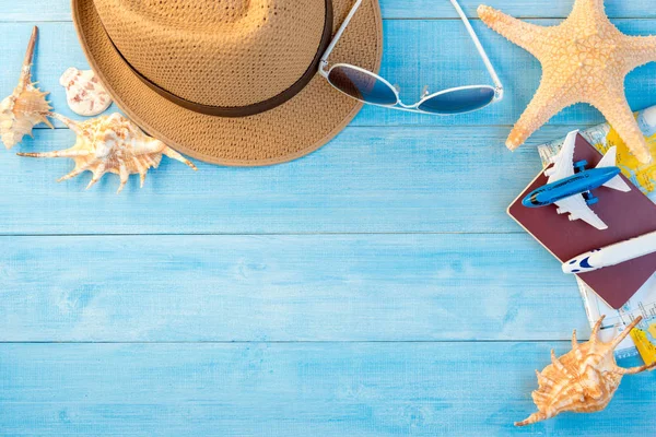 seyahat aksesuarları üstten görünüm ışık mavi ahşap tahta üzerinde kat fo