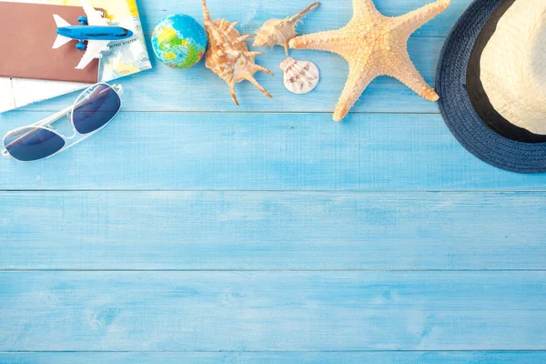 seyahat aksesuarları üstten görünüm ışık mavi ahşap tahta üzerinde kat fo