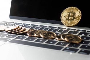 Cryptocurrency altın bitcoin ve dolar para dizüstü bilgisayar yüklü üzerinde