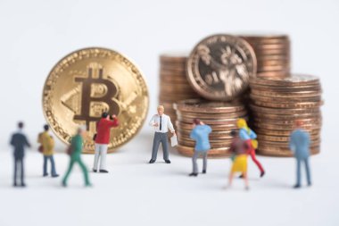 iş minyatür adam mevcut Cryptocurrency altın bitcoin, di
