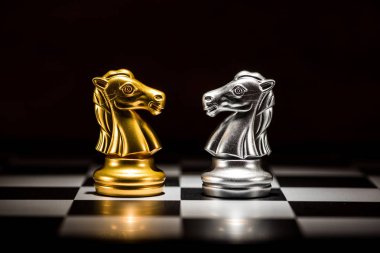 Gümüş karşı karşıya Altın Şövalye Satranç Satranç Satranç tahtasının, Karahan BÜ