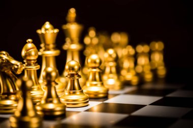 bir satranç tahtası, iş stratejisi kavramı üzerinde altın satranç taşları