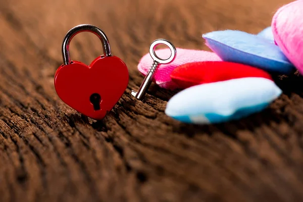Κόκκινη καρδιά κλειδώματος πλήκτρων σε φόντο ξύλινη σανίδα — Φωτογραφία Αρχείου