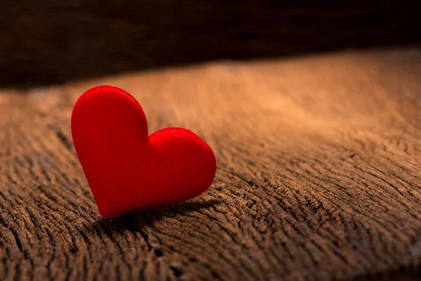 Forma de corazón rojo sobre fondo de madera —  Fotos de Stock