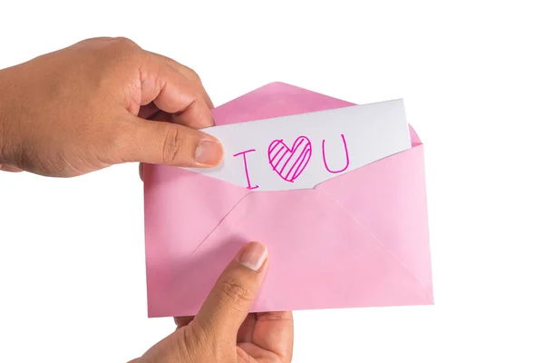 Homme main tenant lettre d'amour blanche dans une enveloppe rose, spécial f — Photo