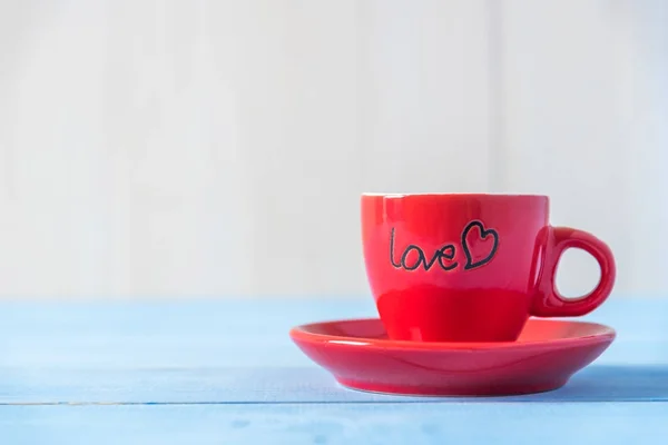 Czerwony miłość filiżankę kawy na stół z drewna niebieski — Zdjęcie stockowe