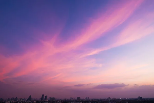 Abenddämmerung Himmel nach Sonnenuntergang über der Stadt für Hintergrund — Stockfoto