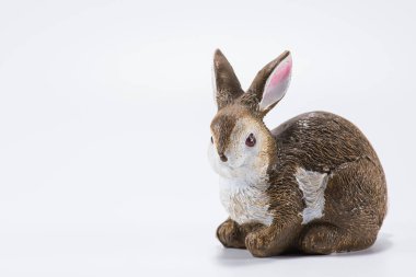 Beyaz arka plan üzerinde tavşan seramik şekil