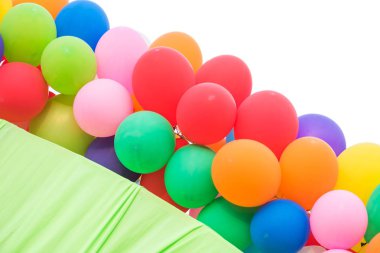 Kemerli giriş üzerinde beyaz izole renkli balon süslemeleri 