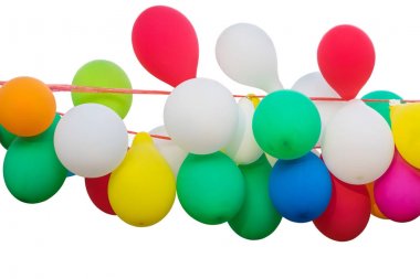 Beyaz adam izole kırmızı ip üzerinde renkli şube balonlar