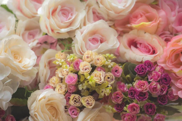 Künstliche Rosen als Hintergrund — Stockfoto