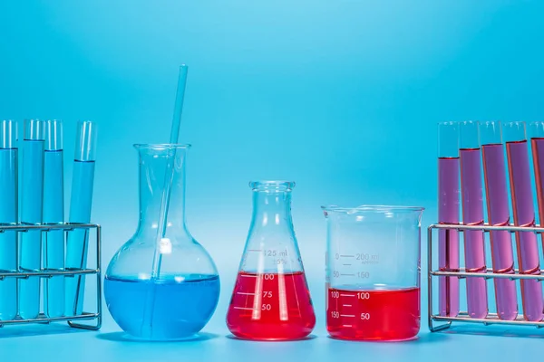 Laboratorio di scienza provetta su sfondo azzurro, scienza e — Foto Stock
