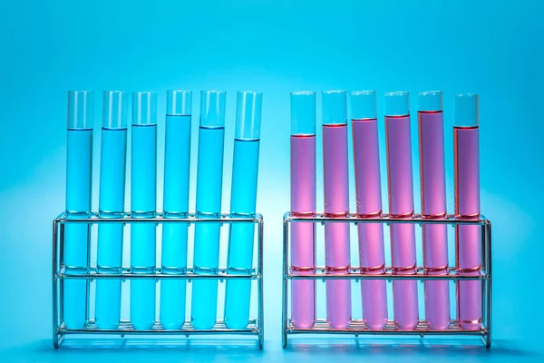 Tubos de ensayo de laboratorio de ciencia sobre fondo azul claro, laborat — Foto de Stock