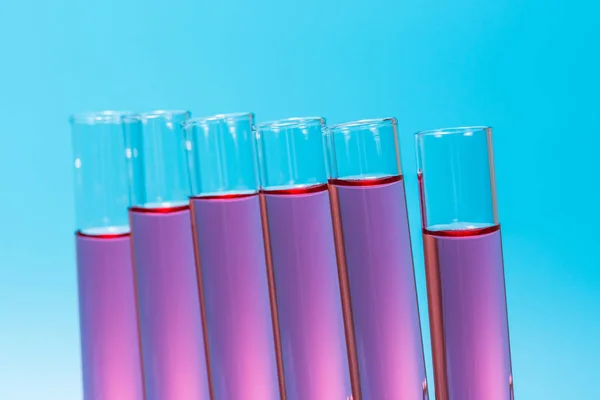 Probówki laboratoryjne nauki na jasnoniebieskim tle, laborat — Zdjęcie stockowe