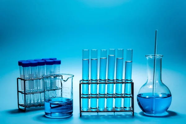 Tubos de ensaio de laboratório de ciência em fundo azul claro, laborat — Fotografia de Stock