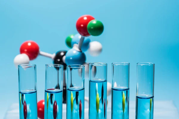 과학 실험실 테스트 튜브와 리에 분자 구조 모델 — 스톡 사진