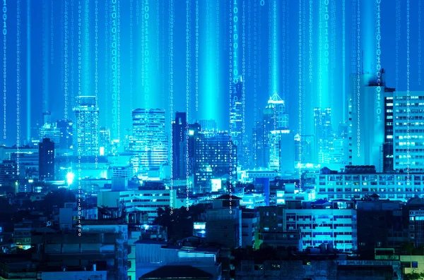 抽象光束和数字信号在夜蓝色城市后面 — 图库照片
