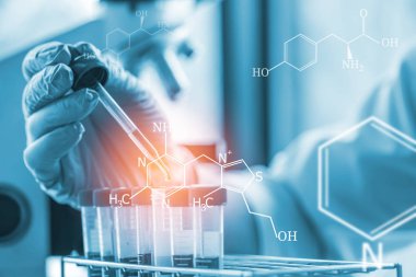 bilim adamı ya da bir kan kan testi tüp içine bırakarak doktor