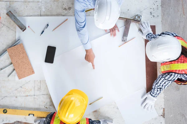 Vista superior de la reunión del equipo de ingeniería en la mesa de trabajo, dibujo b — Foto de Stock