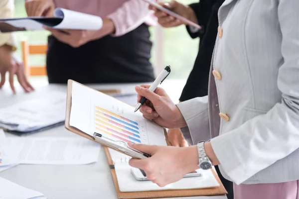 Hombre y mujer de negocios discutiendo un nuevo proyecto utilizando gráfico para — Foto de Stock