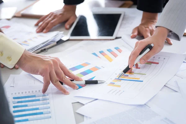 Hombre y mujer de negocios discutiendo un nuevo proyecto utilizando gráfico para — Foto de Stock