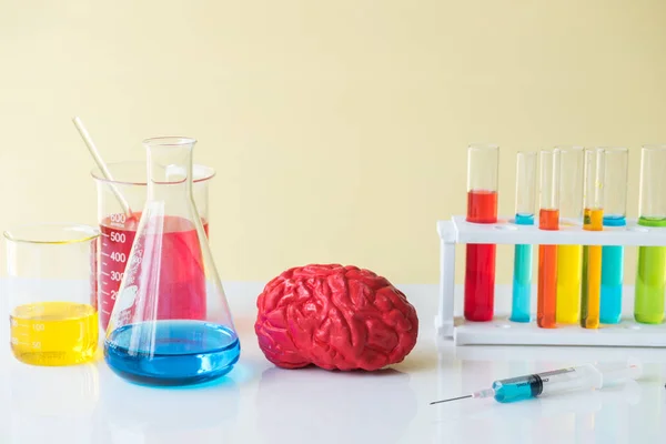 Modello di cervello con vetreria di laboratorio, attrezzature di laboratorio co — Foto Stock