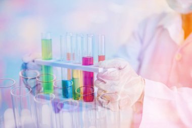 laboratuvar test tüpü raf elinde tutan bilim bilim yeniden