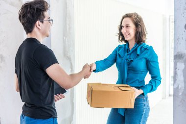Teslimat erkek ve kadın alıcı el sallayarak th alış