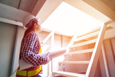 kadın mühendis holding planı elinde merdivenlerden yürümek