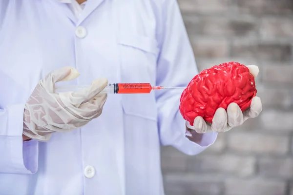 Wetenschappers gebruik spuiten ingespoten rode chemicaliën in de hersenen-mo — Stockfoto