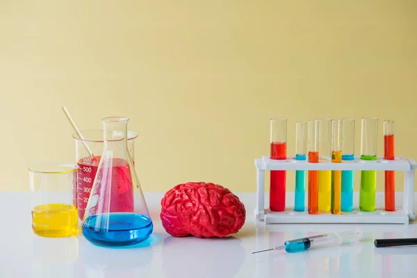 Modello di cervello con vetreria di laboratorio, attrezzature di laboratorio co — Foto Stock