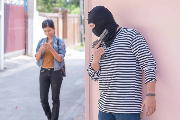 Os ladrões vão roubar uma mulher andando na rua com — Fotografia de Stock