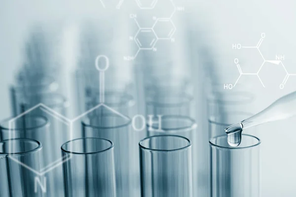 Tubos de ensaio de laboratório de ciência com fórmula química na tela — Fotografia de Stock