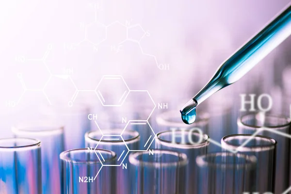 Vetenskap laboratorium provrör med kemisk formel på skärmen — Stockfoto