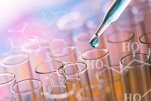 Tubos de ensayo de laboratorio científico con fórmula química en pantalla — Foto de Stock