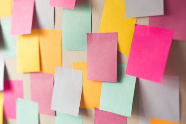 arka plan gemide pek çok renkli yapışkan notlar