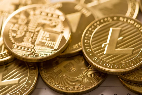 Kryptovaluta gyllene Bitcoin, Litecoin, Ethereum mynt — Stockfoto