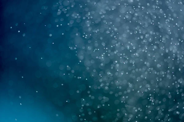 Spray de água abstrato no fundo azul escuro — Fotografia de Stock
