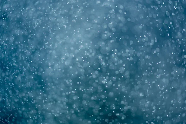 暗い青色の背景上に抽象的な水スプレー — ストック写真