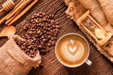 Beyaz kahve fincanı ve kavrulmuş kahve çekirdeği çevresinde