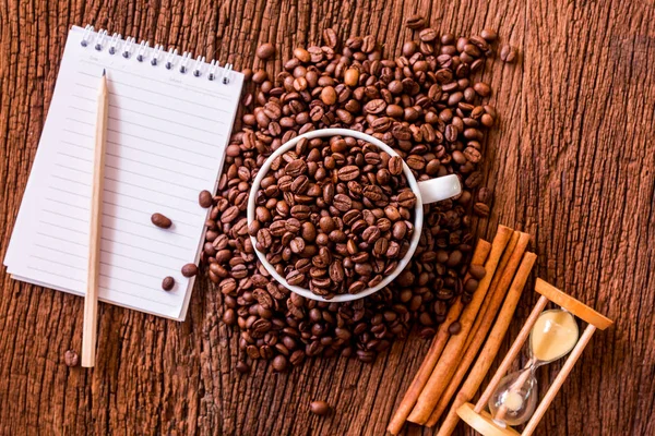 Taza de café blanco y granos de café tostados alrededor —  Fotos de Stock