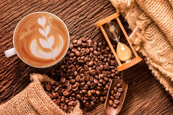 Taza de café blanco y granos de café tostados alrededor — Foto de Stock