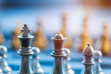 Gümüş bir satranç tahtası, iş stratejisi co üzerinde gümüş satranç taşları