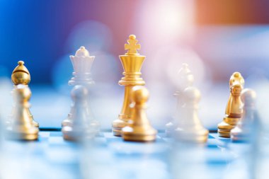 satranç taşları üzerinde bir satranç tahtası, iş stratejisi kavramı