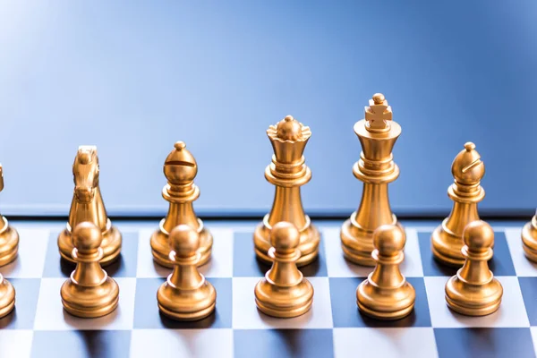 Sjakkbrikker på sjakkbrett, forretningsstrategikonsept – stockfoto
