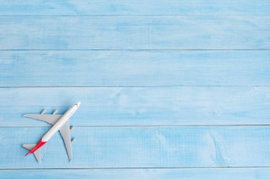 uçak model ışık mavi ahşap tahta kat yukarıdan