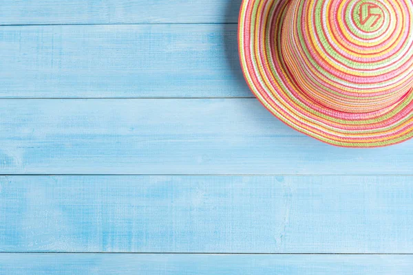 Vue de dessus des accessoires de voyage chapeau de paille — Photo