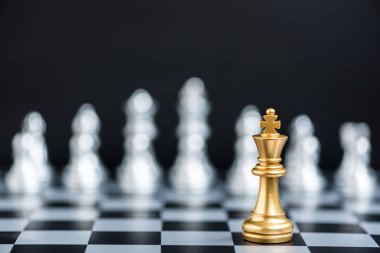 satranç taşları üzerinde bir satranç tahtası, iş stratejisi kavramı