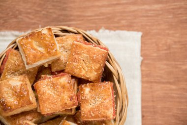 Sepette karışık gevrek pasta